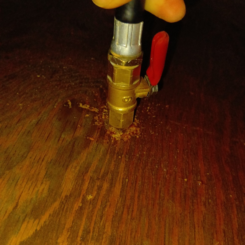 床にシロアリ駆除剤を注入