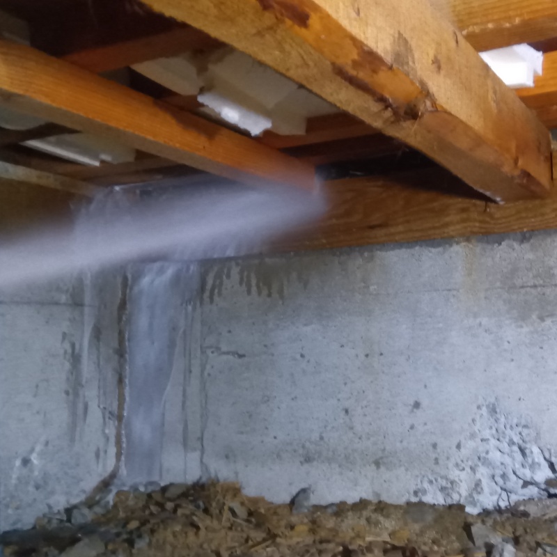 床下の木材にシロアリ駆除剤を散布