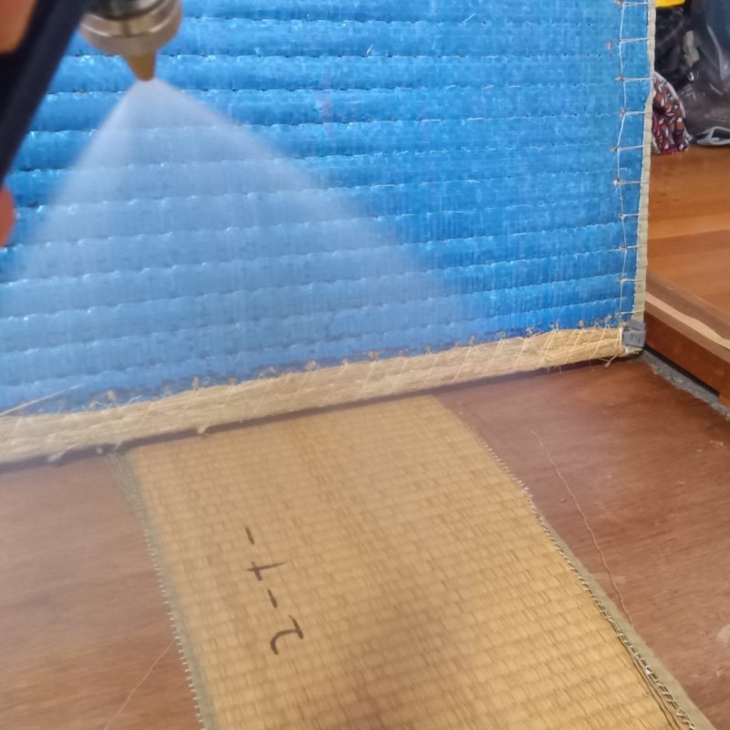 畳下の床にシロアリ駆除剤を散布