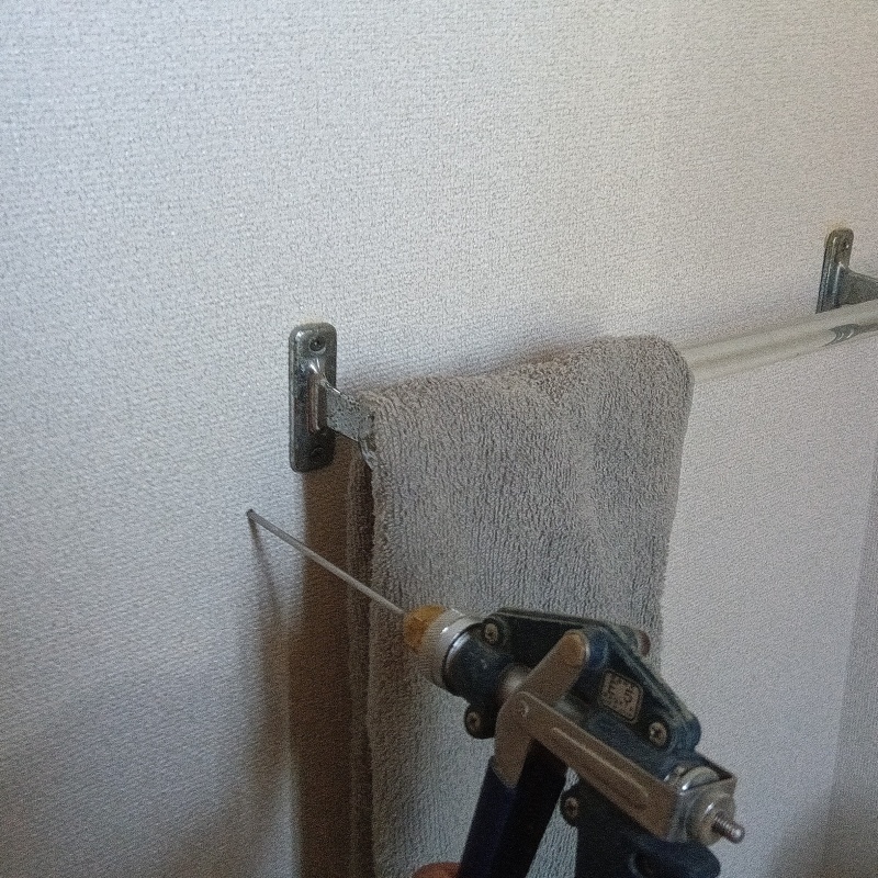 壁にシロアリ駆除剤を注入