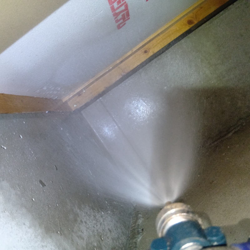 床下の木材にシロアリ駆除剤を散布