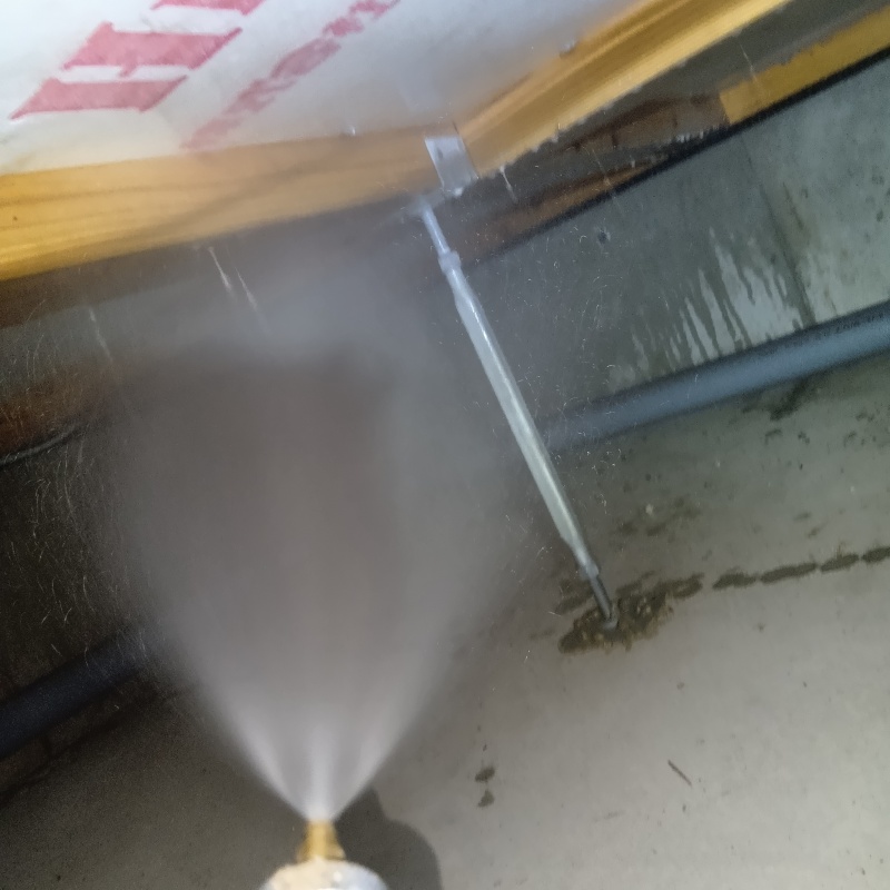 床下の木材にシロアリ駆除剤を散布