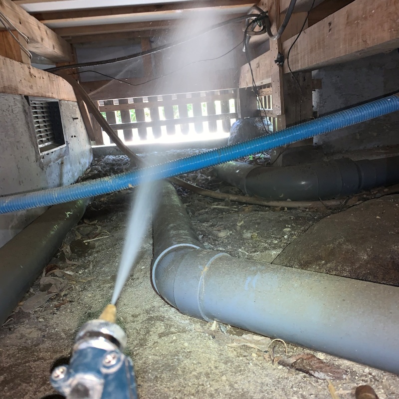 床下の木材にシロアリ駆除剤を散布