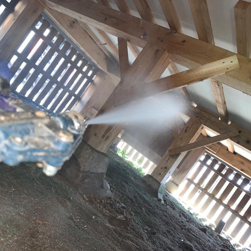 床下の木材にシロアリ駆除剤を散布