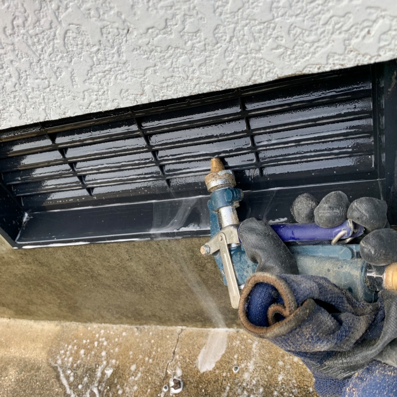 床下換気口からシロアリ駆除剤を散布