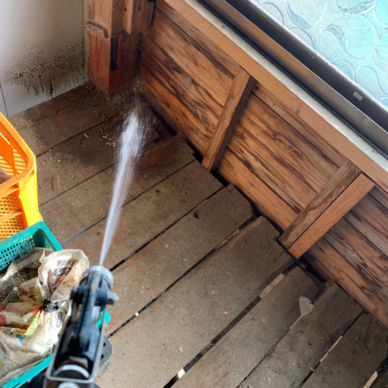 小屋の床にシロアリ駆除剤を散布