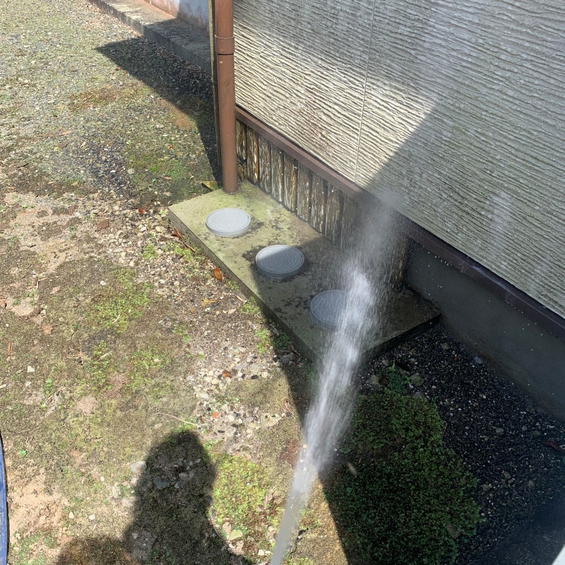 建物の外周にシロアリ駆除剤を散布