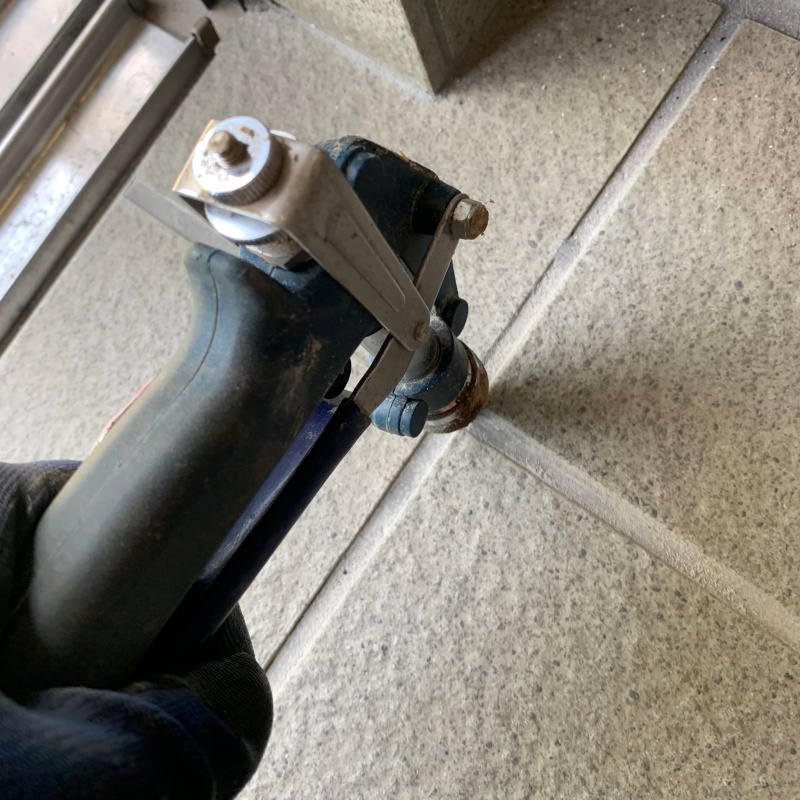 床にシロアリ駆除剤を注入