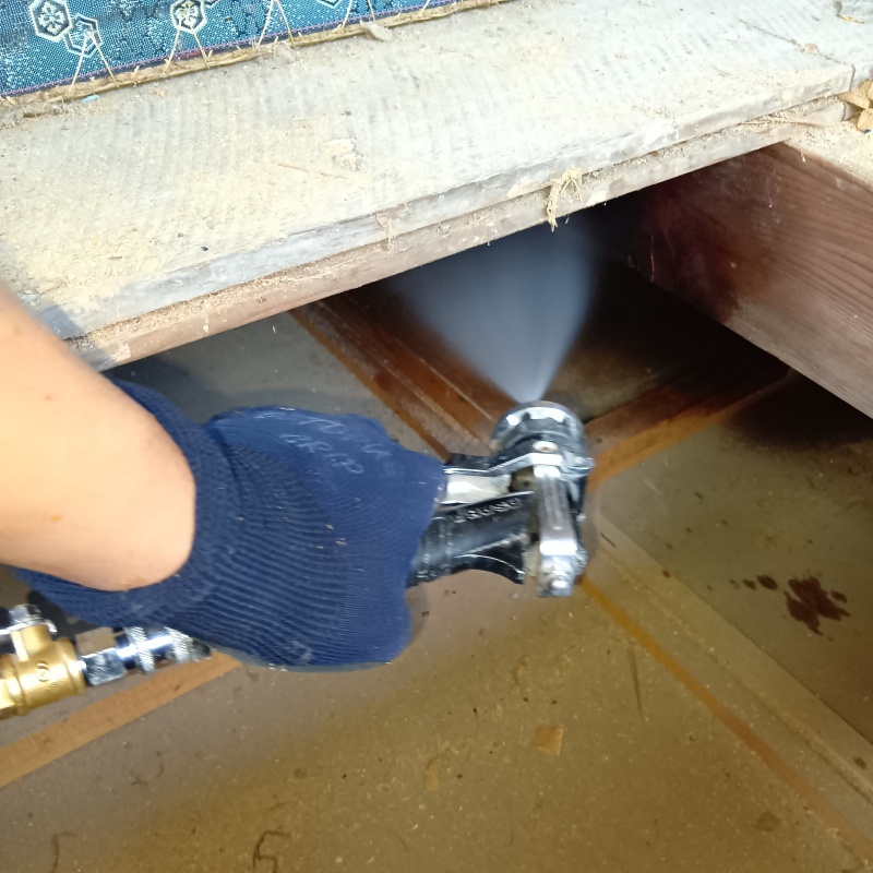 畳下の床板にシロアリ駆除剤を散布