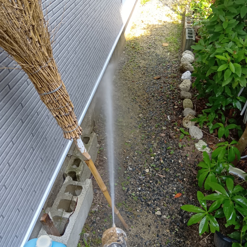 屋外の地面にシロアリ駆除剤を散布