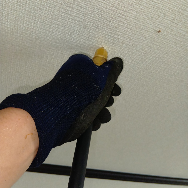 天井にシロアリ駆除剤を注入