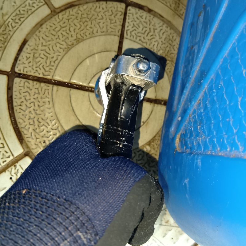 床にシロアリ駆除剤を注入