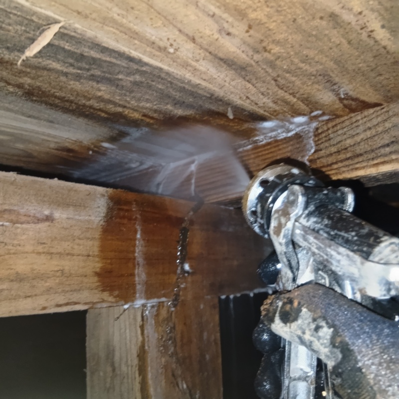 床下の木材にシロアリ駆除剤を散布