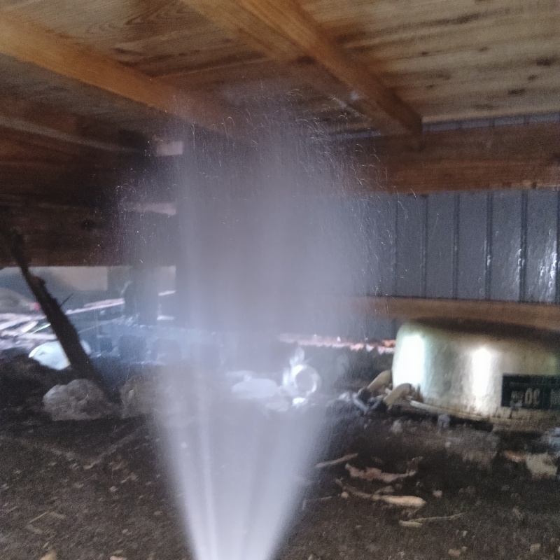 床下の木材にシロアリ駆除剤を散布