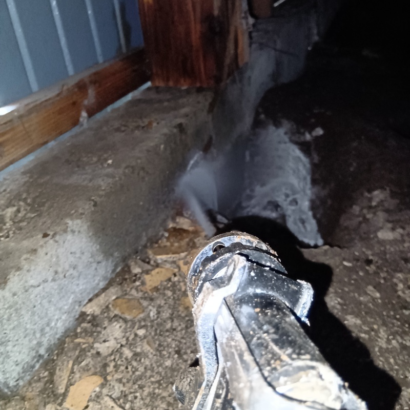 床下の地面にシロアリ駆除剤を散布