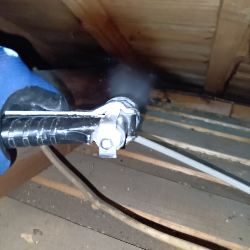 屋根裏にシロアリ駆除剤を散布