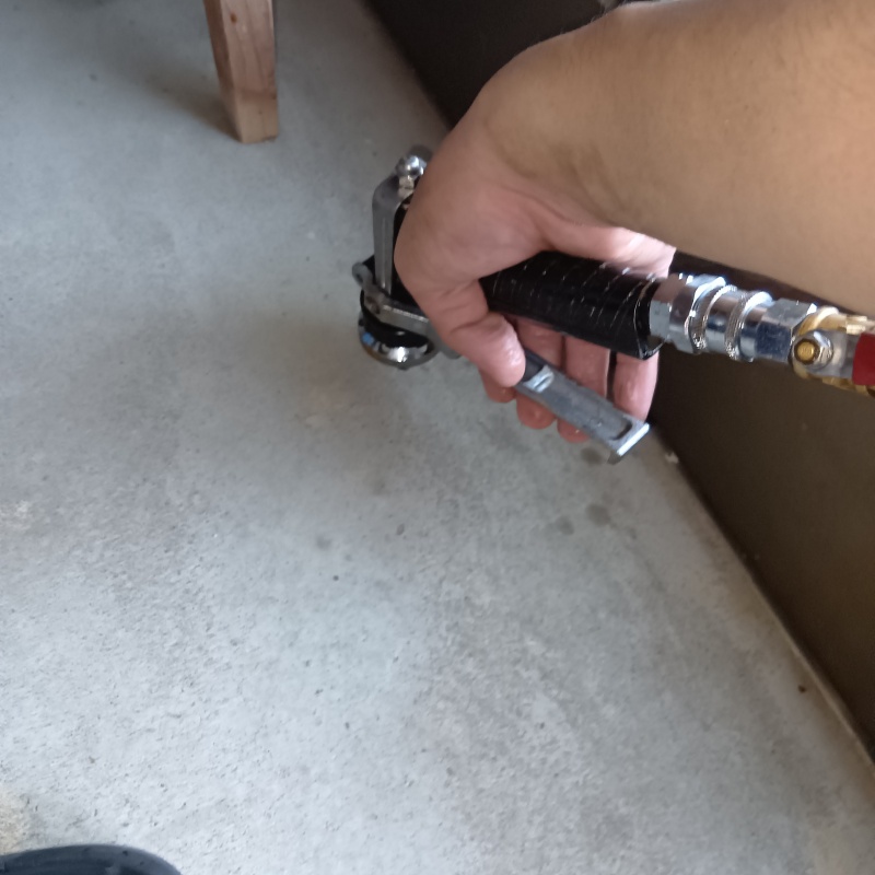 床にシロアリ駆除剤を注入