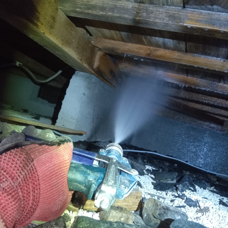 床下の木材にシロアリ駆除剤を散布