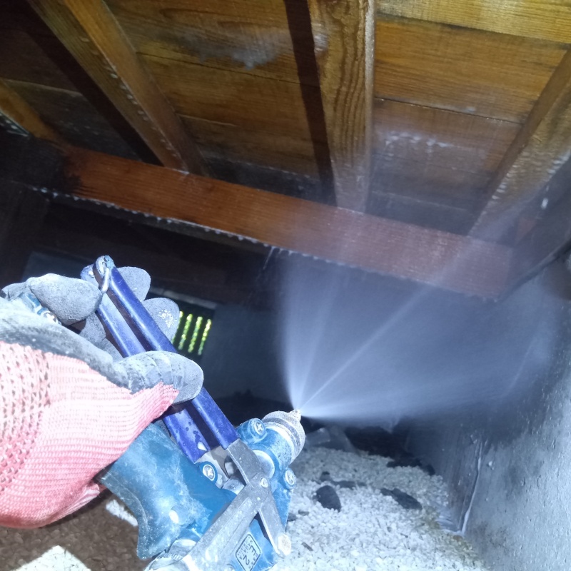 床下の木材にシロアリ駆除剤を散布