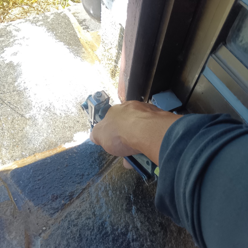 地面にシロアリ駆除剤を注入