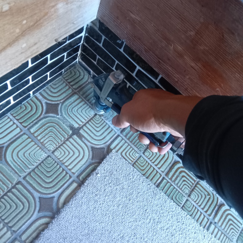 地面にシロアリ駆除剤を注入