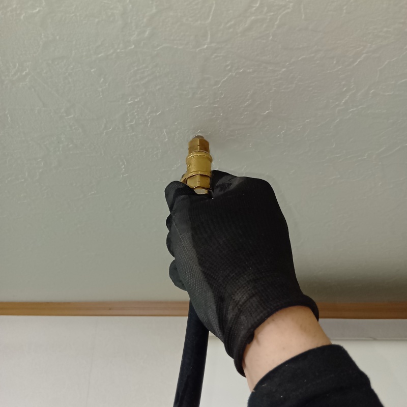 天井にシロアリ駆除剤を注入