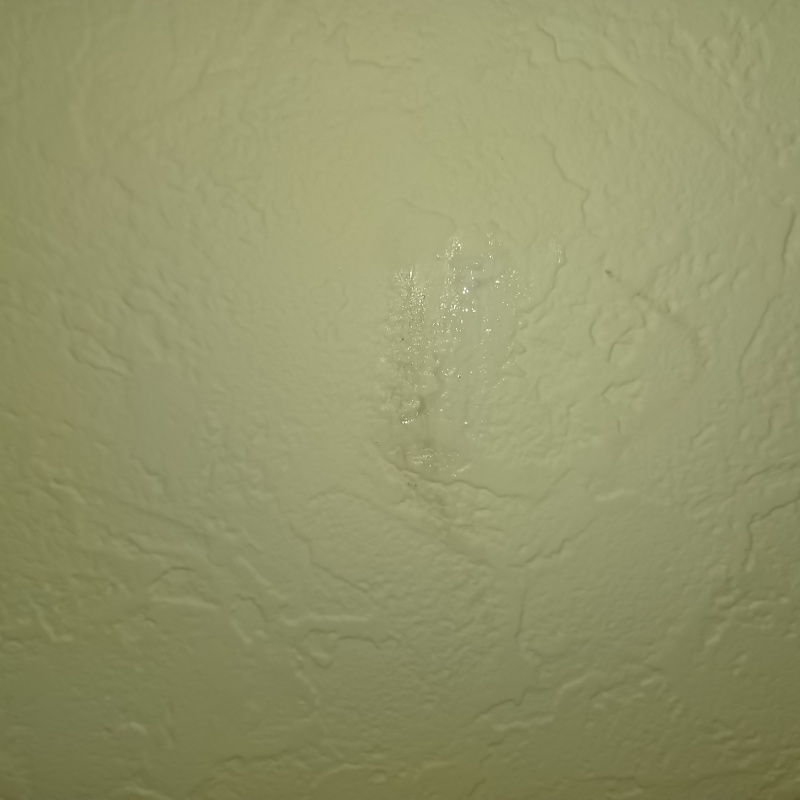 開けた穴を修復した様子