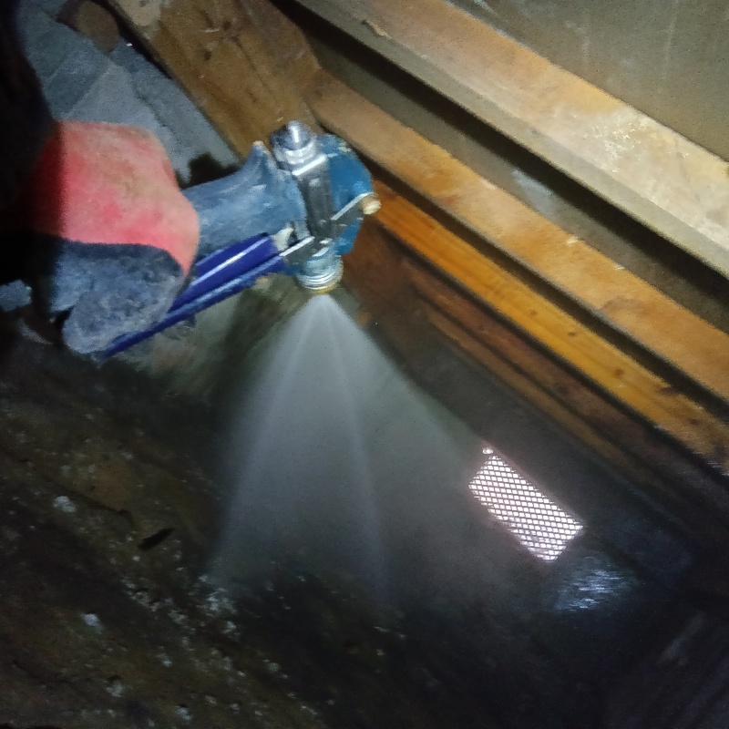 床下の地面にシロアリ駆除剤を散布