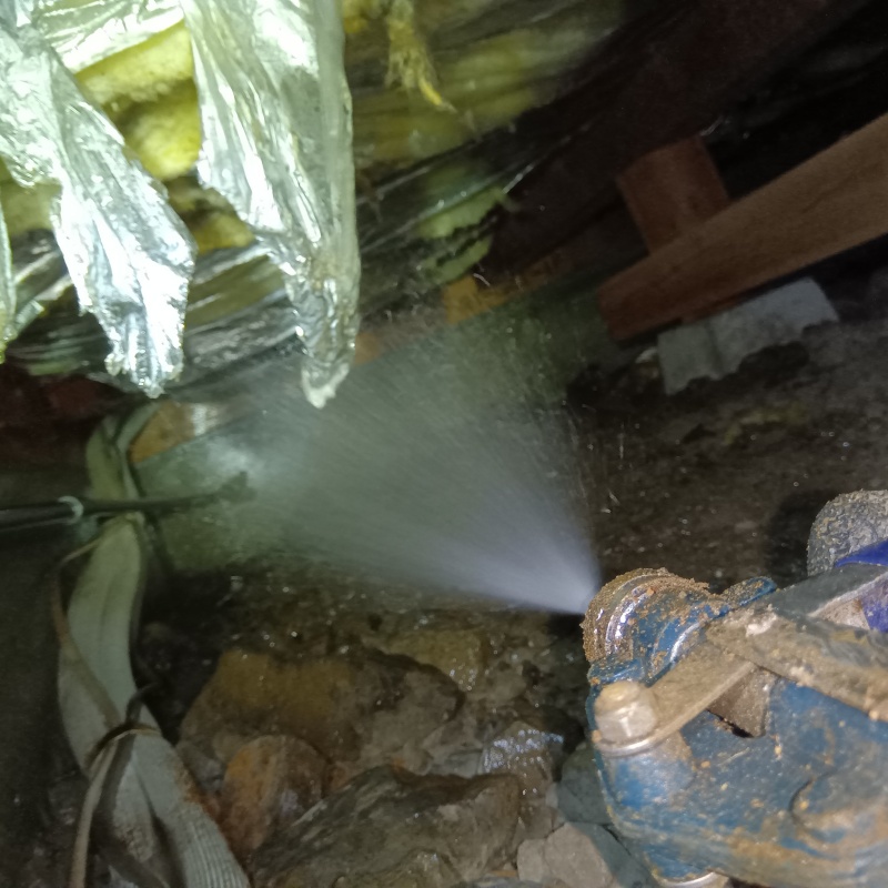 床下の木材にシロアリ駆除剤を散布