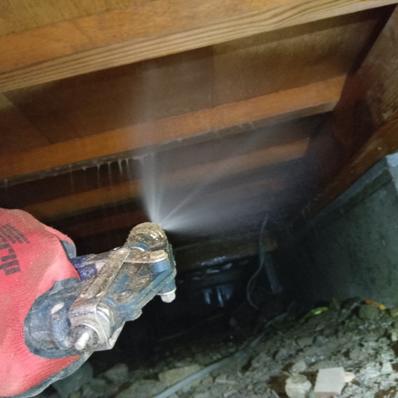 床下の木材にシロアリ駆除剤を散布