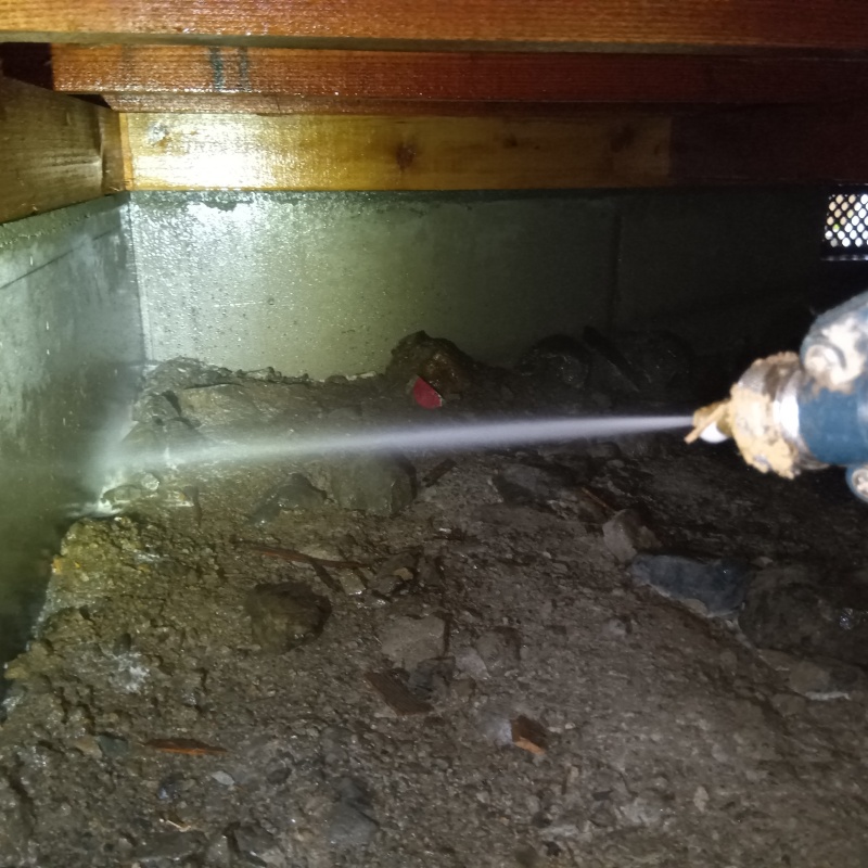 床下の地面にシロアリ駆除剤を散布