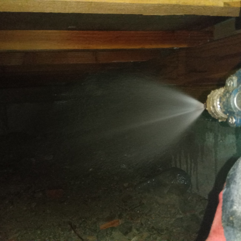 床下の地面にシロアリ駆除剤を散布