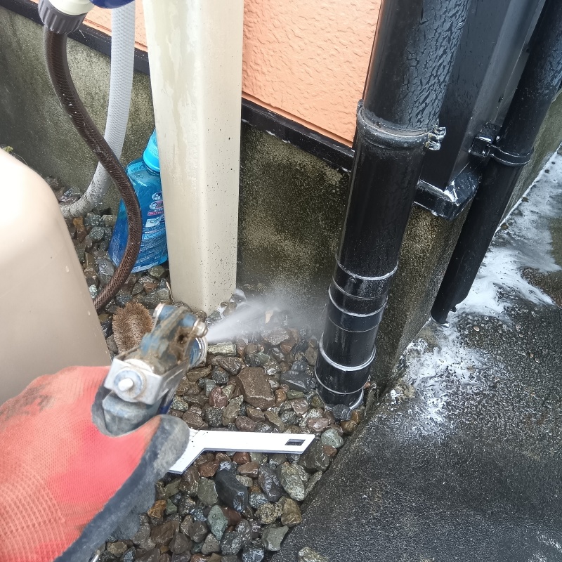 建物の外周にシロアリ駆除剤を散布