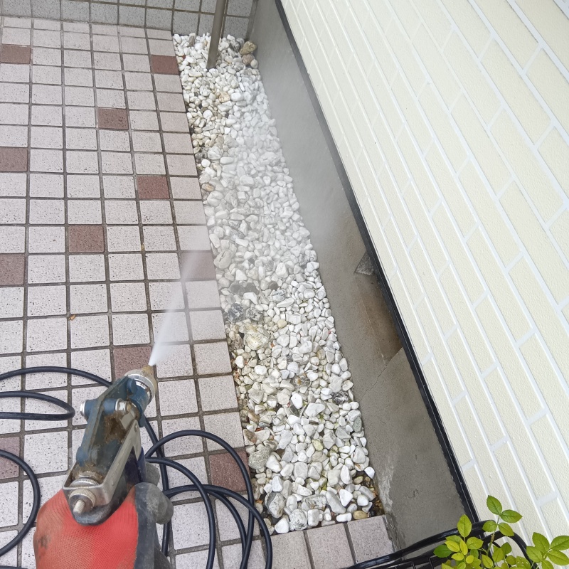 建物の外周にシロアリ駆除剤を散布