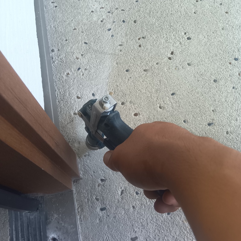 床にシロアリ駆除剤を注入