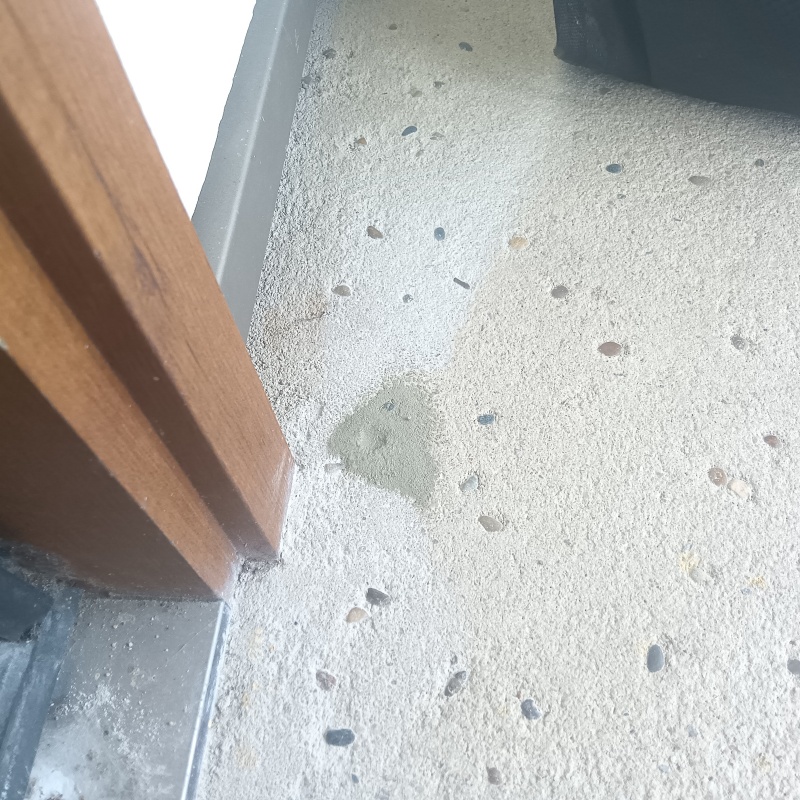 開けた穴を修復した様子