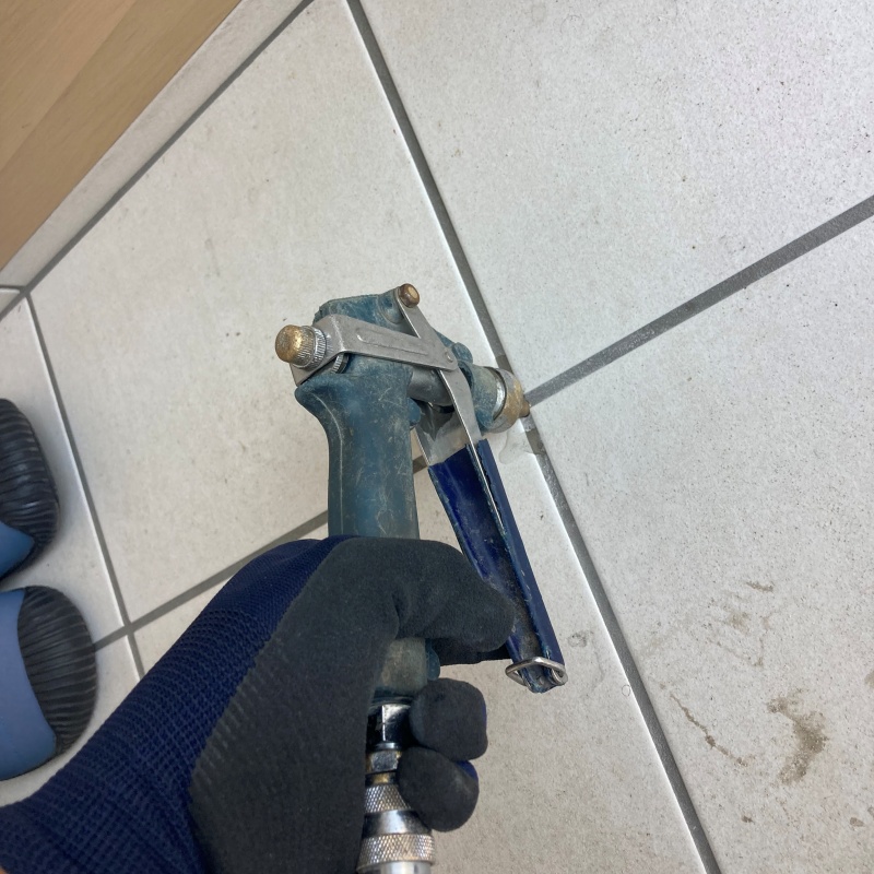 床にシロアリ駆除剤を注入