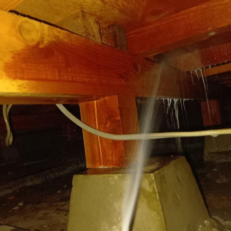 床下の木材にシロアリ駆除剤を散布