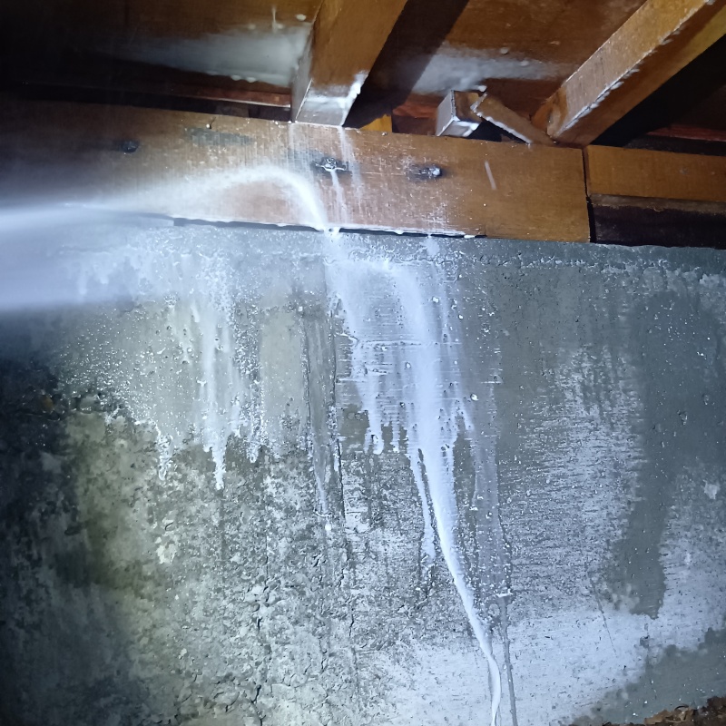 床下の木材にシロアリ駆除剤を散布