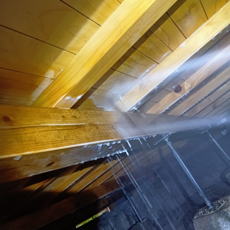 床下の木材にシロアリ駆除剤を散布