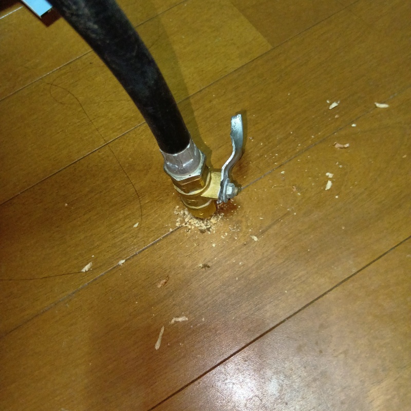 床にシロアリ駆除剤を注入