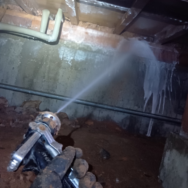 床下の地面にシロアリ駆除剤を散布