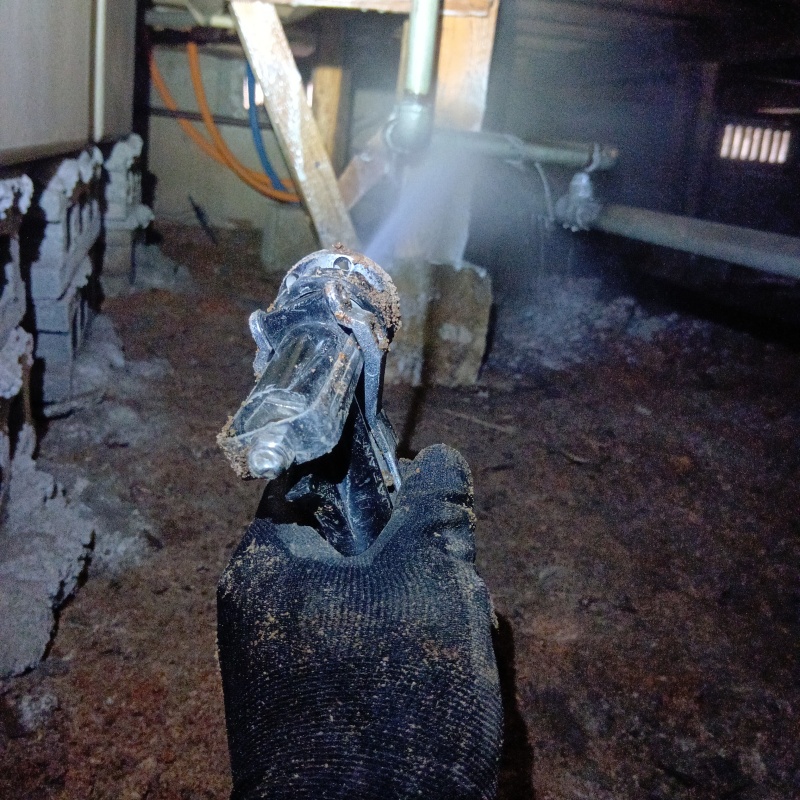 床下の地面にシロアリ駆除剤を散布