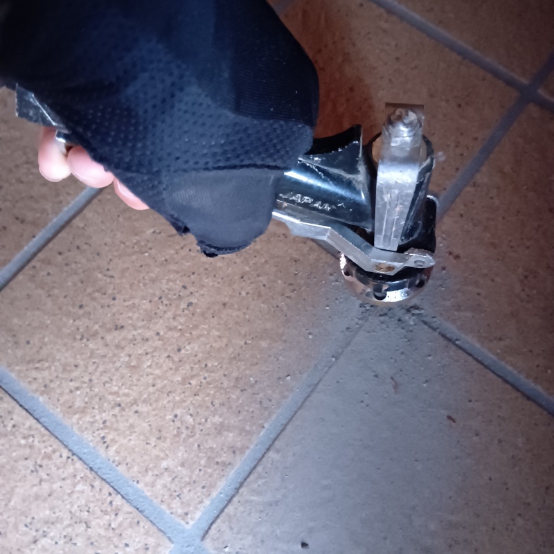 床にシロアリ駆除剤を注入