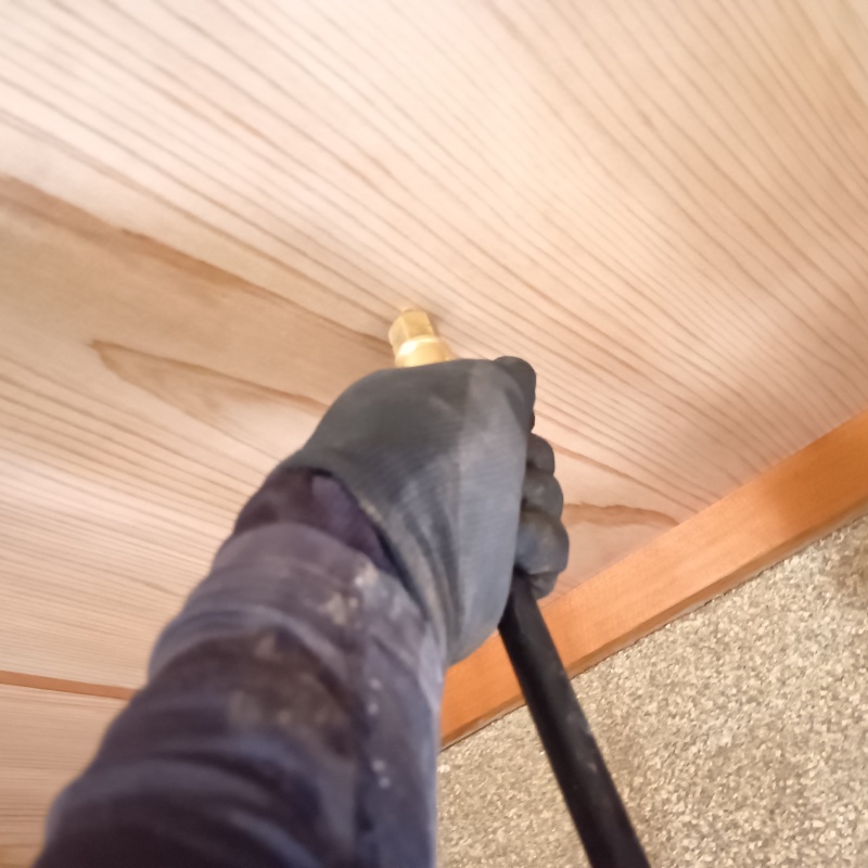 天井にシロアリ駆除剤を注入