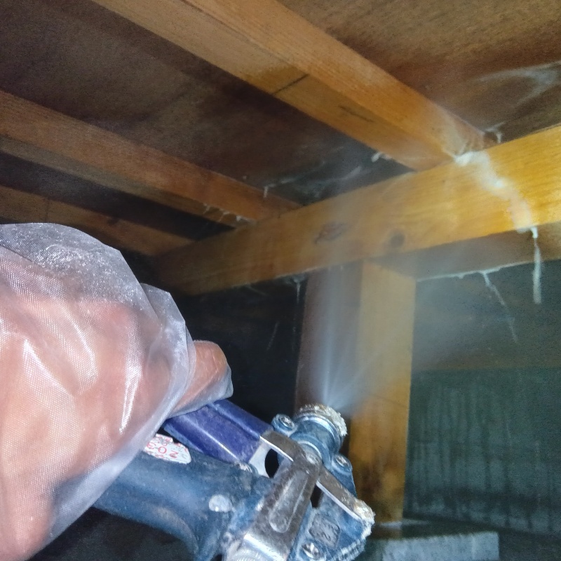 床下の木材にシロアリ駆除剤を散布