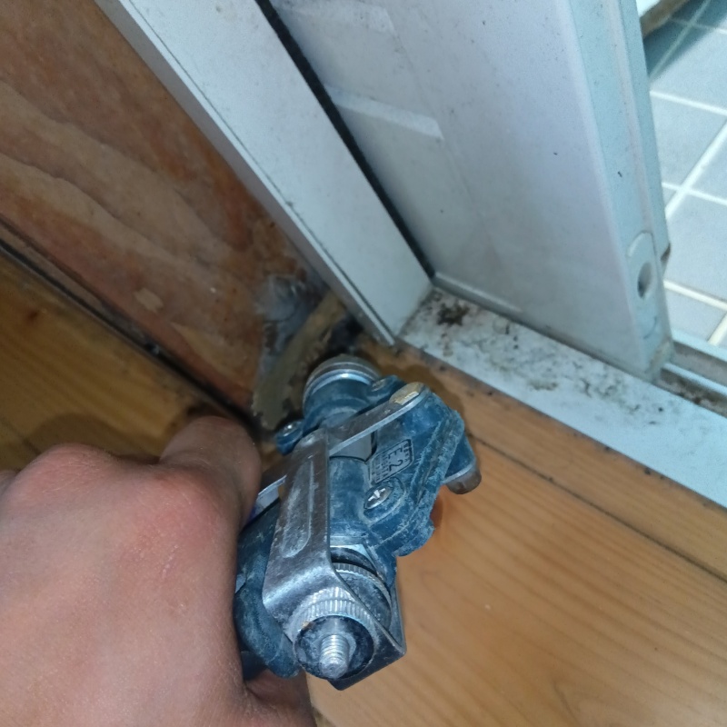 傷んだ柱にシロアリ駆除剤を注入