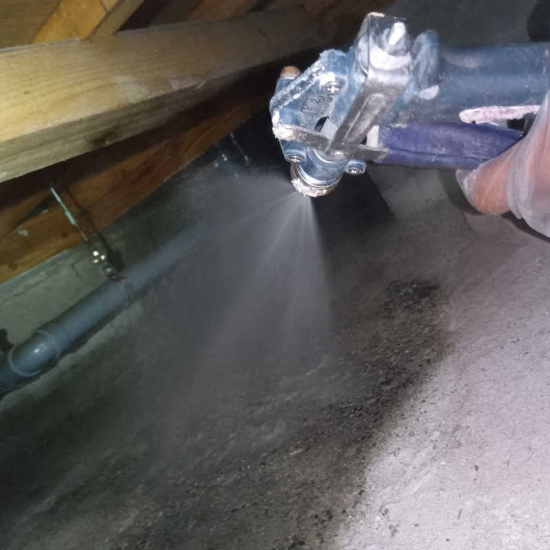 床下の地面にシロアリ駆除剤を散布