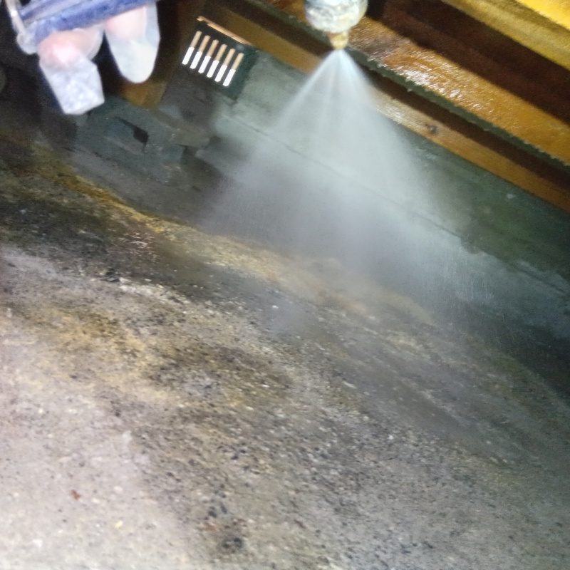 床下の地面にシロアリ駆除剤を散布