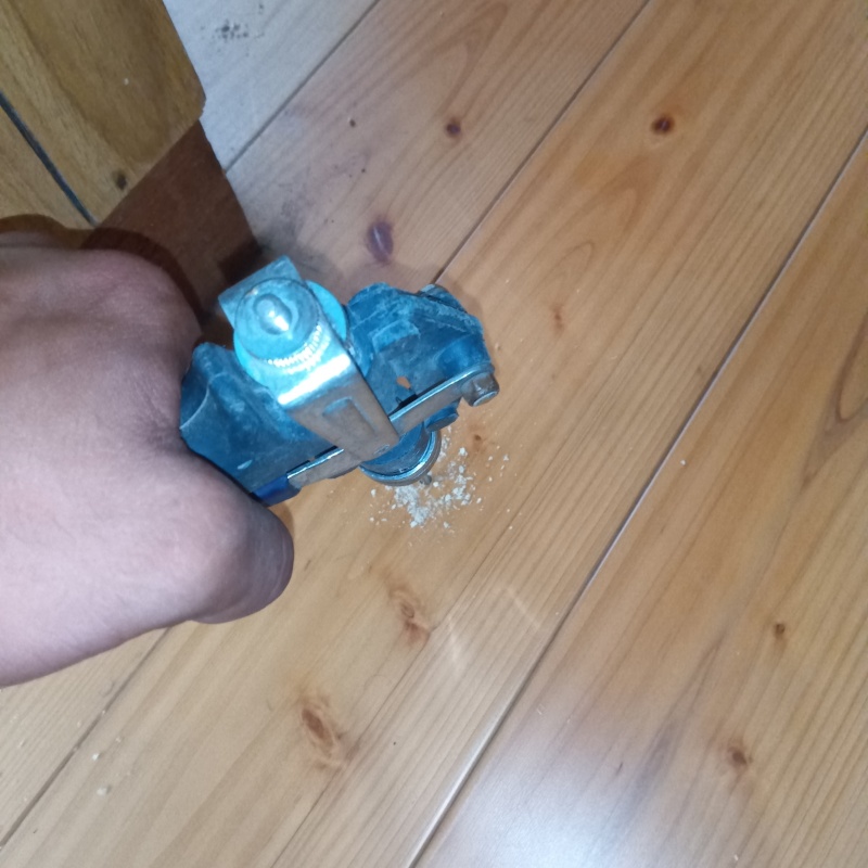 床にシロアリ駆除剤を注入